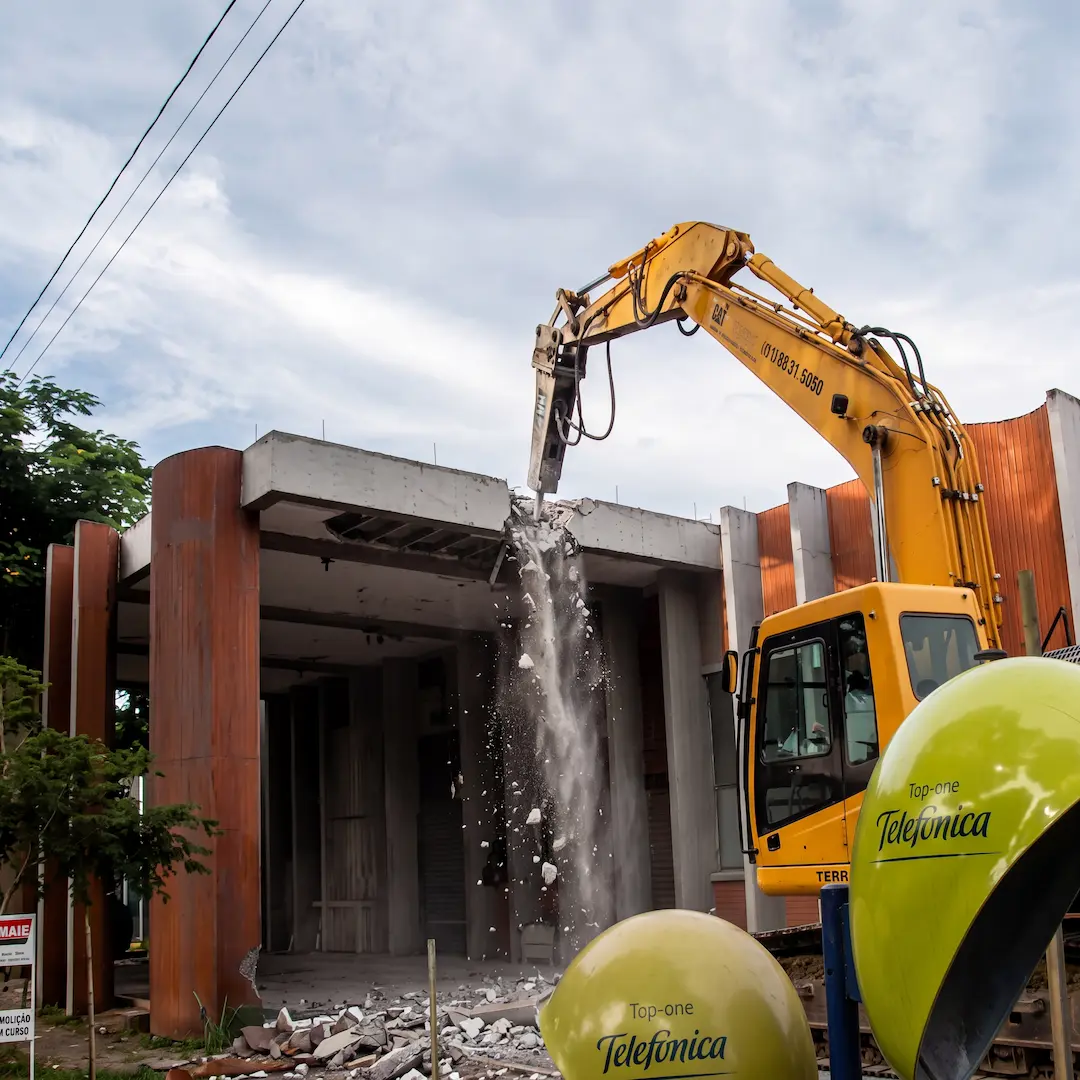 Demolição com maquinario